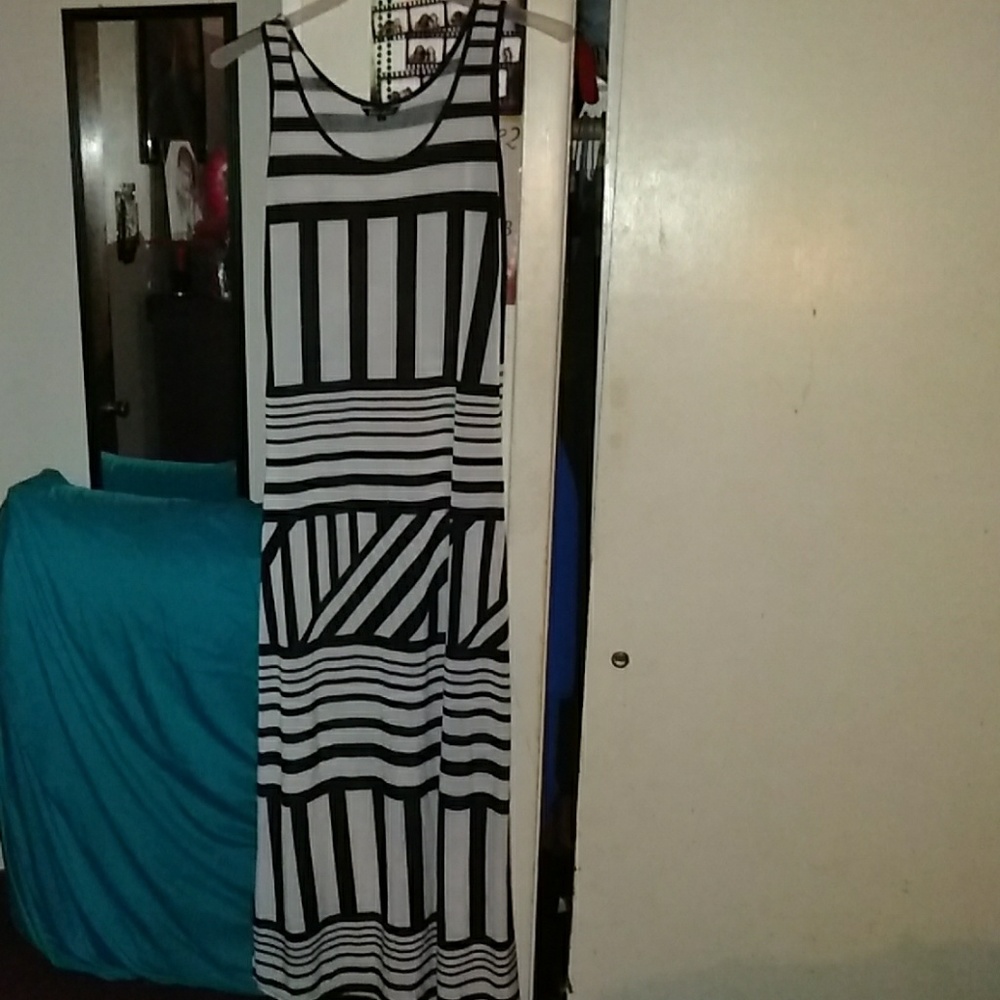 dresses - Picture 7 of 8